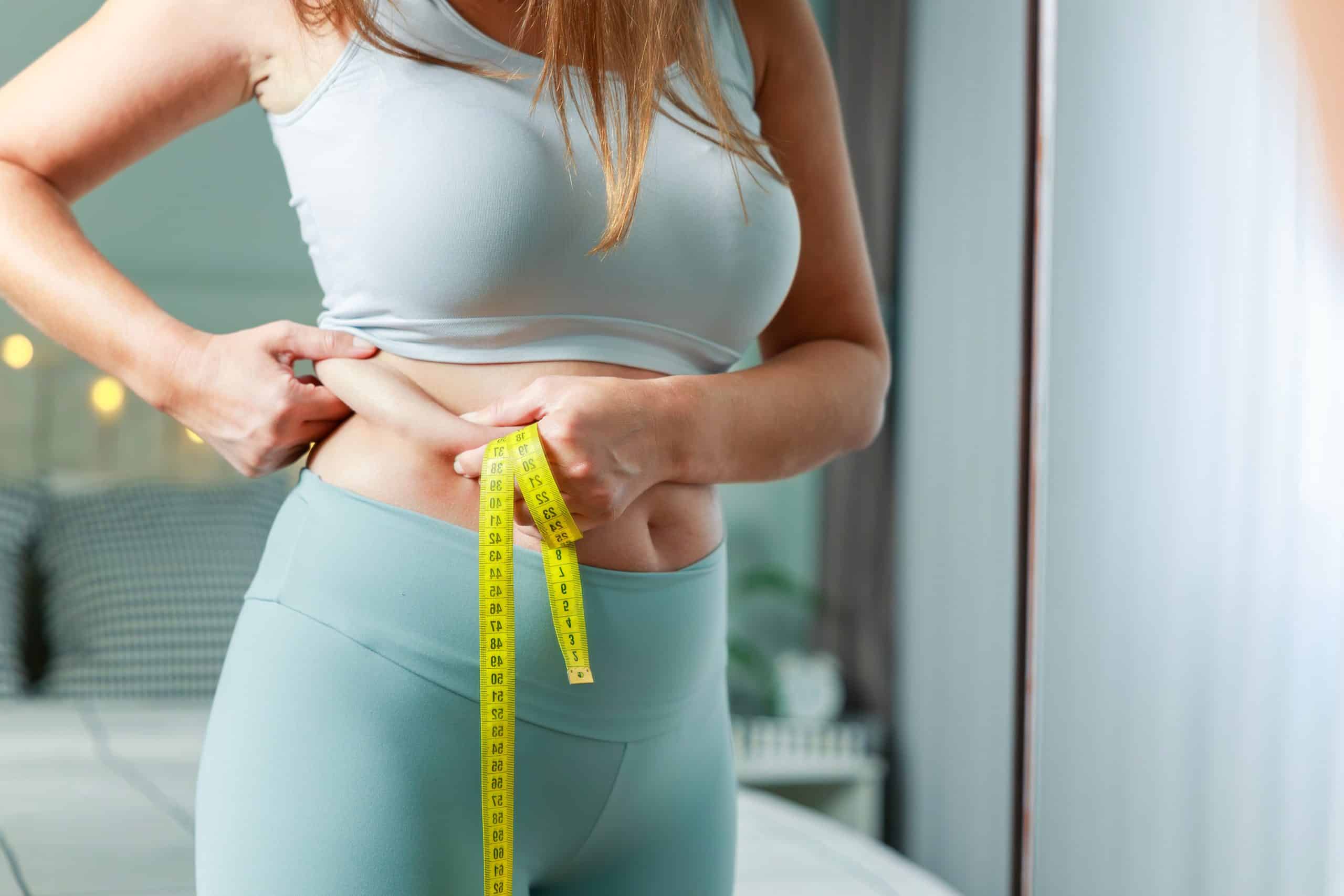 Perte de poids mensuelle après une sleeve : quels résultats attendre