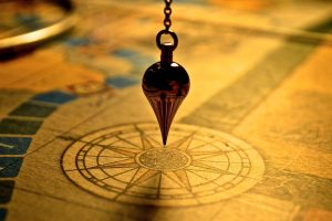 Le pendule divinatoire : un outil simple pour obtenir des réponses claires