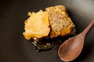 Cure de gelée royale : pourquoi intégrer ce trésor de la ruche à sa routine bien-être ?